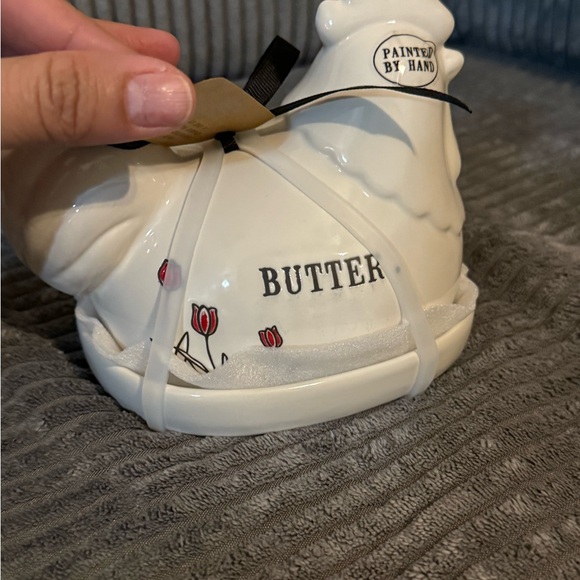 Rae Dunn Chicken 🐔 Shaped Butter Dish with Red Floral Design NWT - Picture 4 of 9